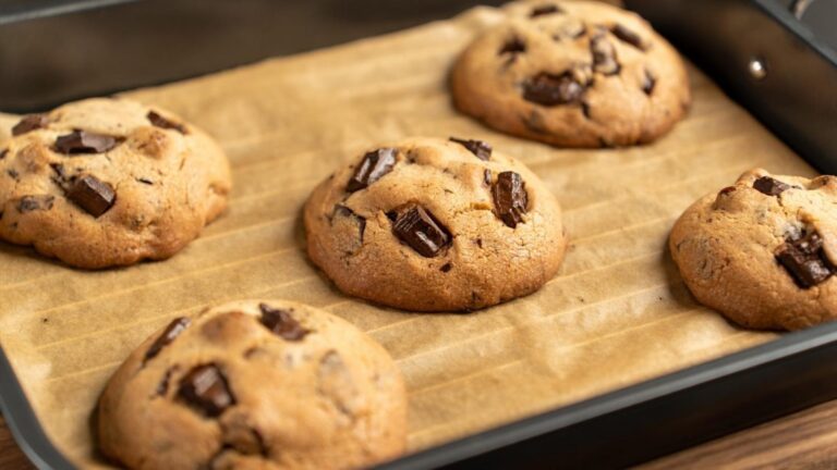 Questo semplice gesto trasforma biscotti al cioccolato morbidi in golose delizie…