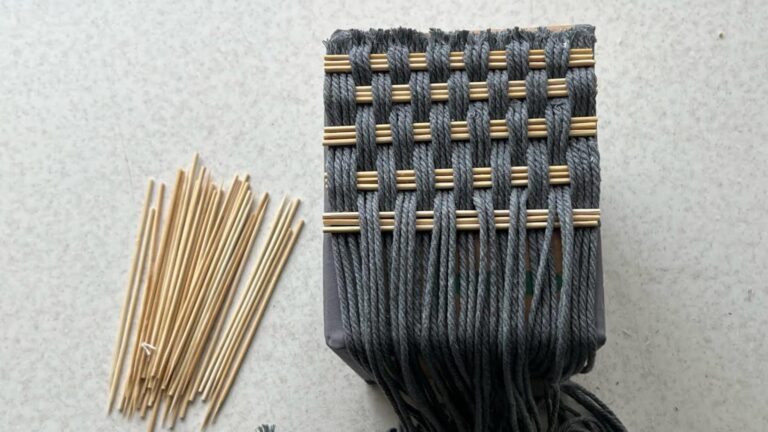 Questo trucco dimenticato trasforma cassette di plastica in un giardino di cipollini…
