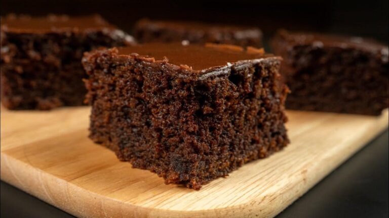 Questo semplice gesto trasforma ingredienti umili in una torta cioccolato incredibile…