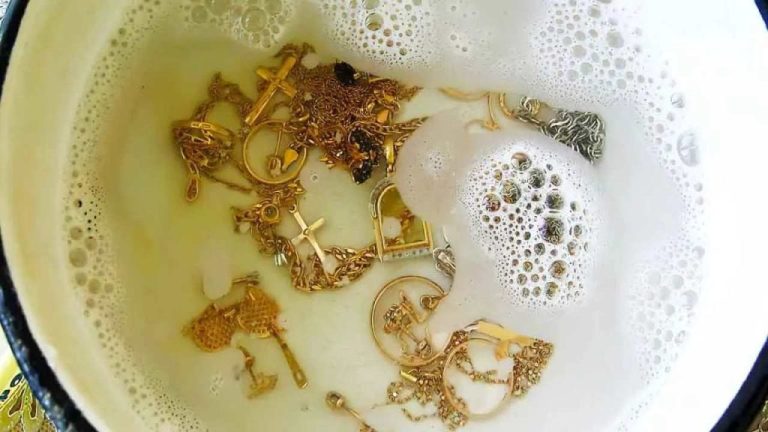 Il segreto del gioielliere per pulire e far brillare l’oro vecchio subito