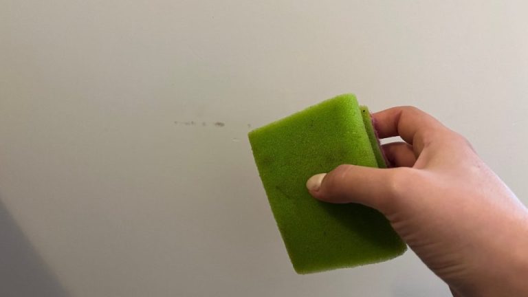 Ecco come eliminare rapidamente e naturalmente le macchie nere dai muri
